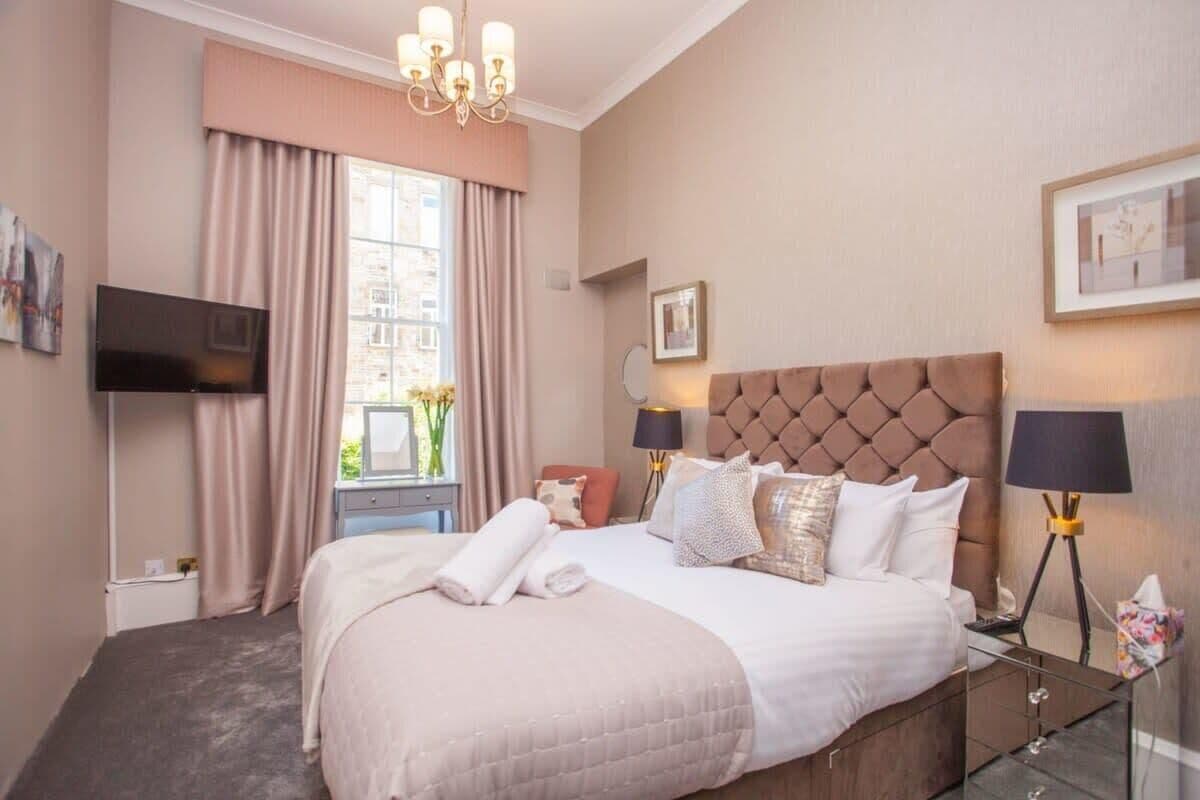 3 bedrooms, desk, iron/ironing board, travel crib