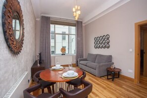 TV, DVD player, offices - Stylish Merchant City Flat, Glasgow (Glasgow City)