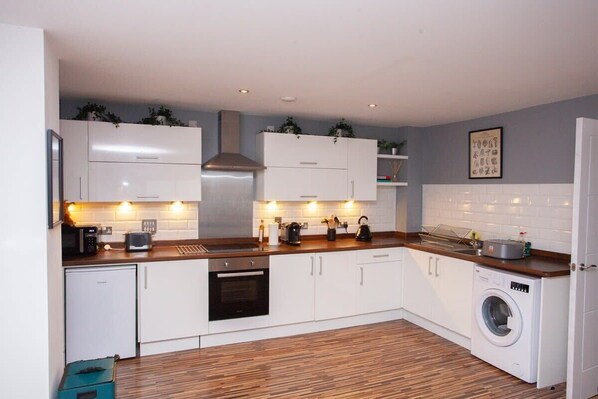 ثلاجة، ميكروويف، فرن، موقد طهي مسطح