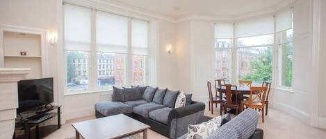 Télévision, cheminée, espaces bureaux