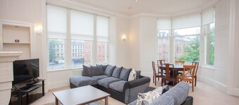 Spacious, 4 Bed Flat Overlooking Park in West End