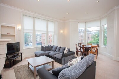 Spacious, 4 Bed Flat Overlooking Park in West End