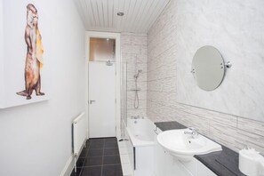 Bathtub, hair dryer - Spacious, 4 Bed Flat Overlooking Park in West End (Glasgow)