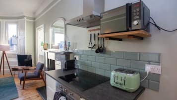 Kjøleskap, mikrobølgeovn, ovn og kaffetrakter/tekoker