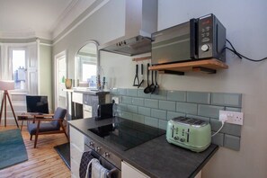 Kühlschrank, Mikrowelle, Ofen, Wasserkocher mit Kaffee-/Teezubehör