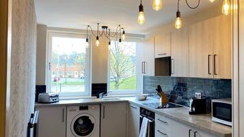 Een koelkast, een magnetron, een oven, een kookplaat