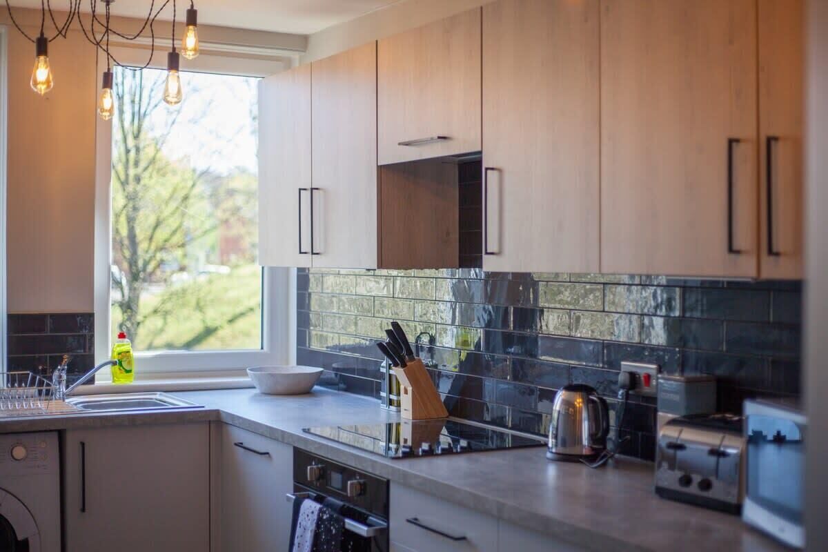 Een koelkast, een magnetron, een oven, een kookplaat