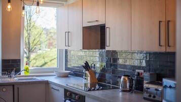 Een koelkast, een magnetron, een oven, een kookplaat