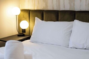 2 bedrooms, iron/ironing board, WiFi, bed sheets - The Townhouse - By Unloch (Glasgow)
