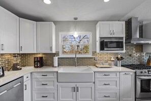 Jääkaappi, mikroaaltouuni, uuni, liesi