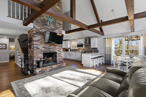 Älytelevisio, takka, pöytätennispöytä