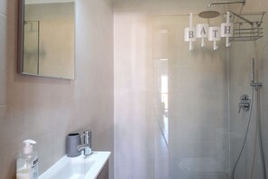 Dusche, Haartrockner, Bidet, Handtücher