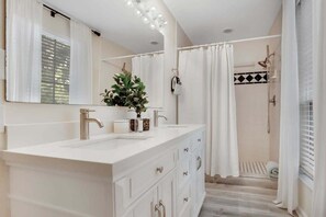 Badewanne, Haartrockner, Handtücher