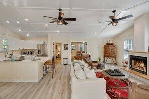 Tv, eldstad och kontor