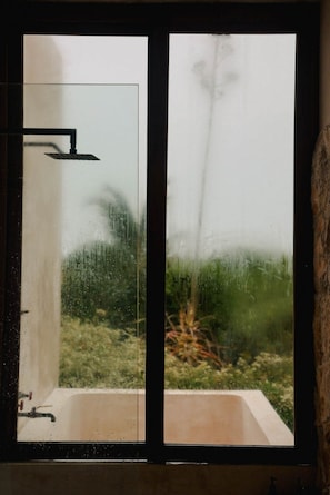 Habitación superior | Baño | Ducha, secador de pelo, toallas y jabón