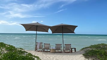 Aan het strand, wit zand, snorkelen, kajakken