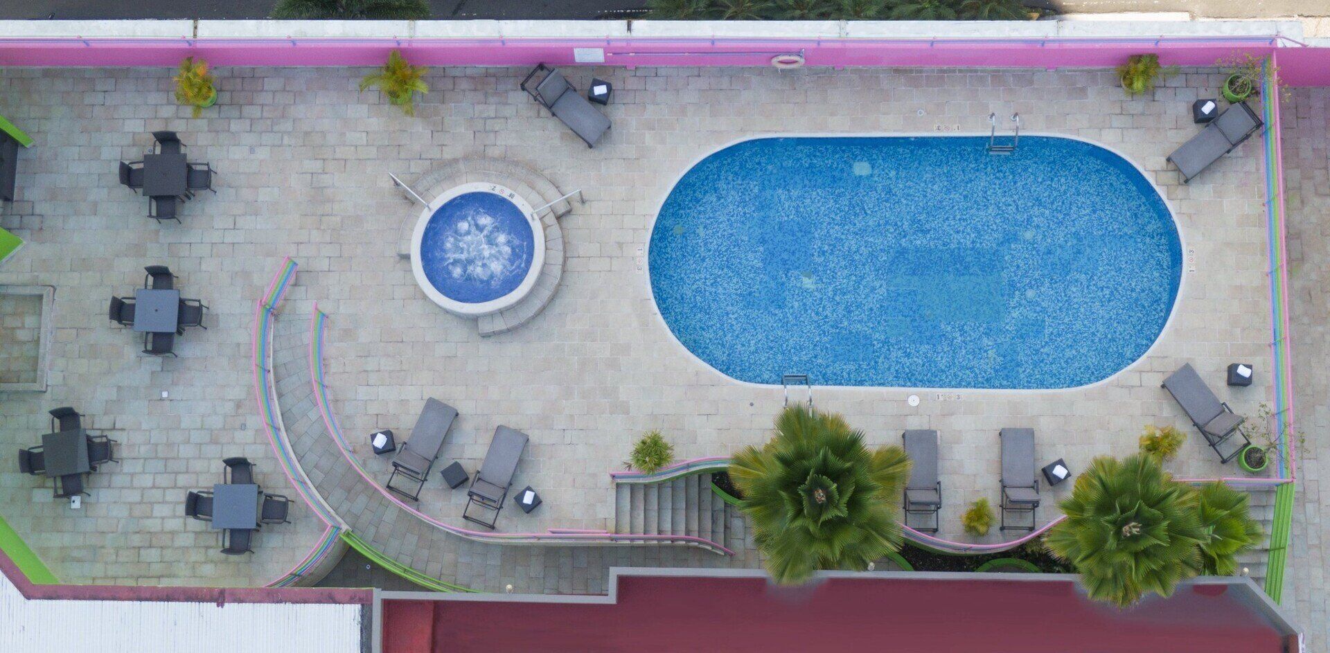 Piscine extérieure, chaises longues