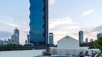 Alberca al aire libre y camastros