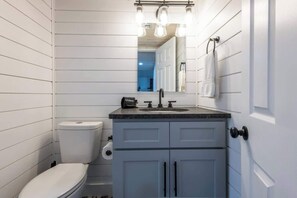Douche, sèche-cheveux, serviettes fournies