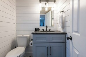 Een douche, een haardroger, handdoeken