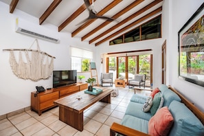 Een televisie en een kantoor