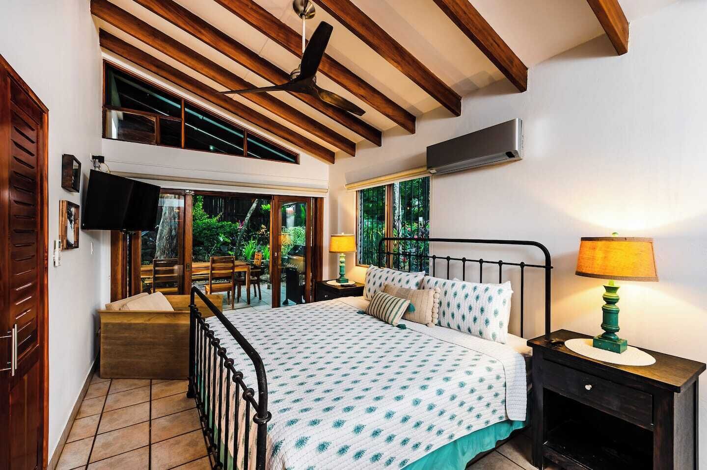 3 chambres, bureau, fer et planche à repasser, lit parapluie