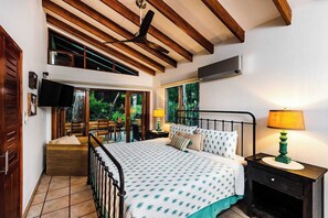 3 slaapkamers, een bureau, een strijkplank/strijkijzer, reisbedje