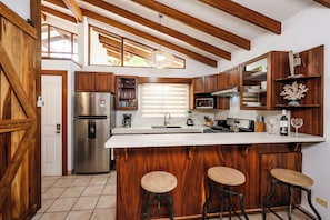 Een koelkast, een magnetron, een oven, een kookplaat