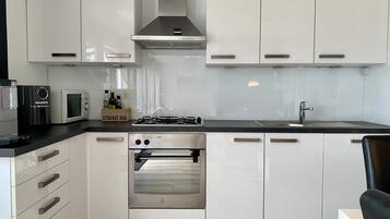 Kühlschrank, Mikrowelle, Ofen, Geschirrspüler