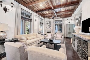 Smart TV, caminetto, impianto stereo