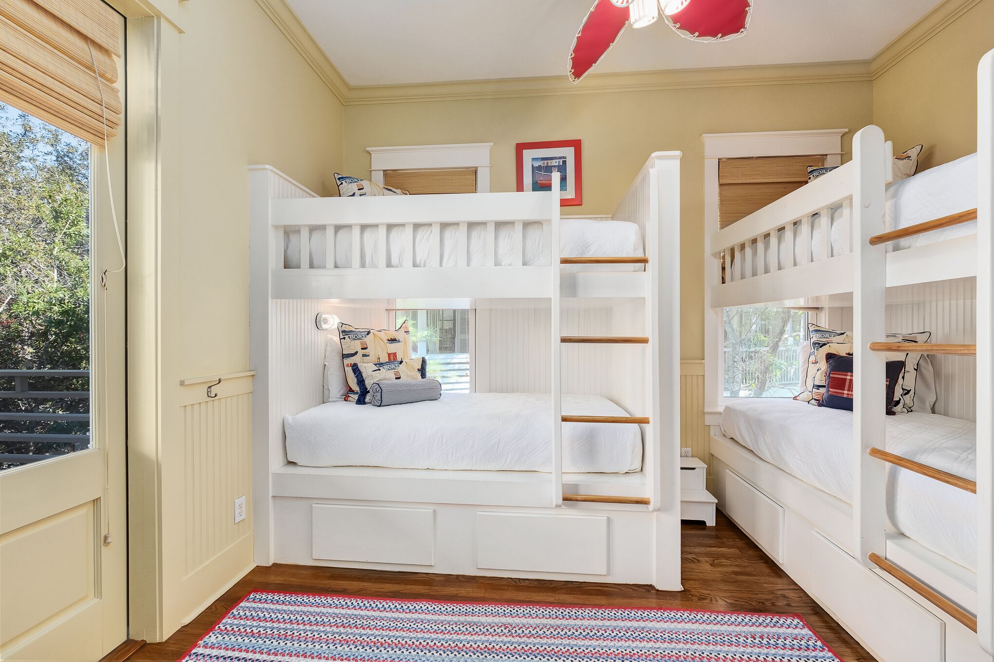 Una habitación con literas, una ventana y una puerta.