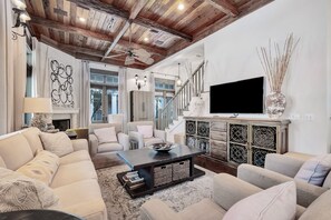 Smart TV, chimenea y estéreo 