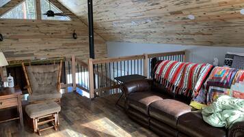 Smart TV, caminetto, lettore DVD, libri