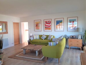 TV, books, offices - Normans Bay Charm The Crabshack Cottage (Pevensey)