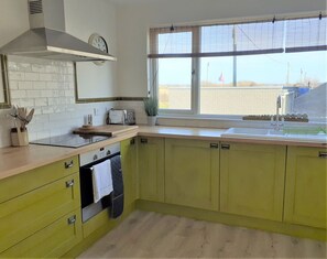 Fridge, microwave, oven, stovetop - Normans Bay Charm The Crabshack Cottage (Pevensey)