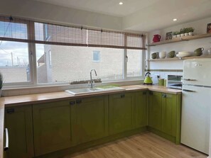 Fridge, microwave, oven, stovetop - Beach Cottage with Quirky Design (Pevensey)