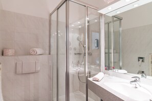 Single Room | Bathroom | Shower, hair dryer, towels, soap - Hotel Markgraf (Klosterneuburg)