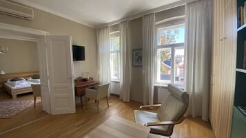 Studio | Living area | Flat-screen TV