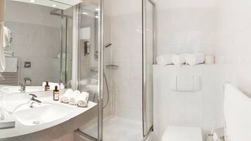 Triple Room | Bathroom | Shower, hair dryer, towels, soap