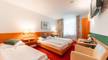 Dreibettzimmer | Schreibtisch, Verdunkelungsvorhänge, Babybetten, kostenloses WLAN