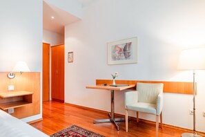 Habitación individual | Escritorio, cortinas opacas, cunas (de pago) y wifi gratis