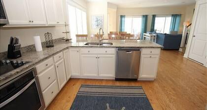 Dewey Beach town home just over one block to beach!
