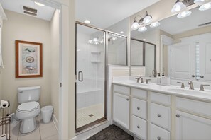 Combined shower/bathtub - 101 Swede St. Unit 1- Dewey Beach town home just over one block to beach! (Dewey Beach)