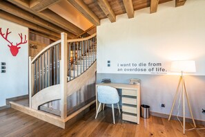 A wooden staircase with a modern desk and chair, a lamp, and a wall with a quote. - TIAMA - Spacious apartment near the slopes (Courchevel)