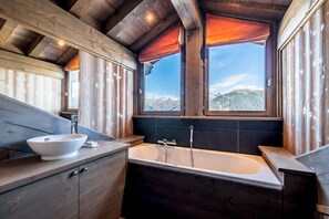 Baignoire, séchoir à cheveux, serviettes fournies