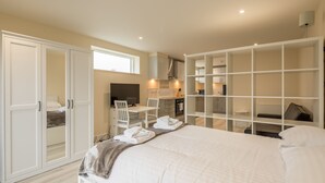 A bedroom with a bed, a desk, and a wardrobe. - Pass the Keys | Flat 9 Lovell Lodge - Modern Studio near Science Park (Cambridge)