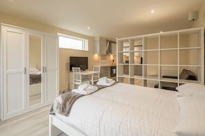 1 habitación, tabla de planchar con plancha, wifi gratis y ropa de cama