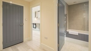 A modern bathroom with a bathtub, a shower, and a toilet. - Pass the Keys | Flat 9 Lovell Lodge - Modern Studio near Science Park (Cambridge)