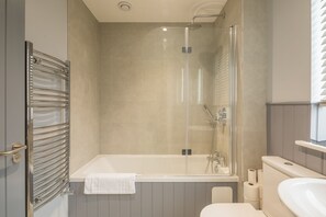 Shower, hair dryer, towels - Pass the Keys | Flat 9 Lovell Lodge - Modern Studio near Science Park (Cambridge)