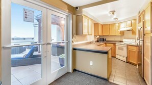 Una cocina moderna con armarios de madera, microondas, estufa y refrigerador.